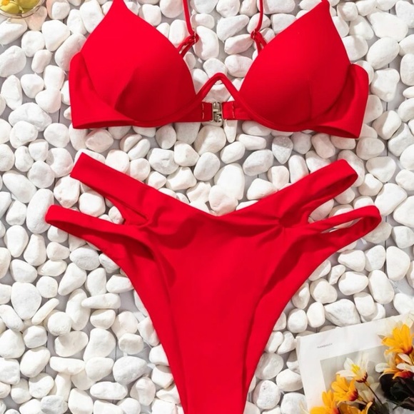 Bikinis - Picture 2 of 16